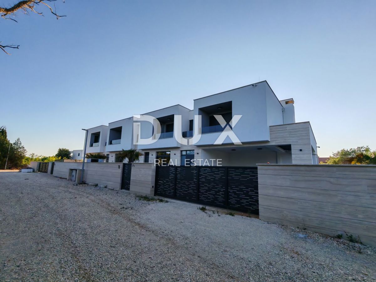 ZADAR, ZATON - Villa bifamiliare di lusso con piscina riscaldata, sauna e palestra! Nuova costruzione! A1