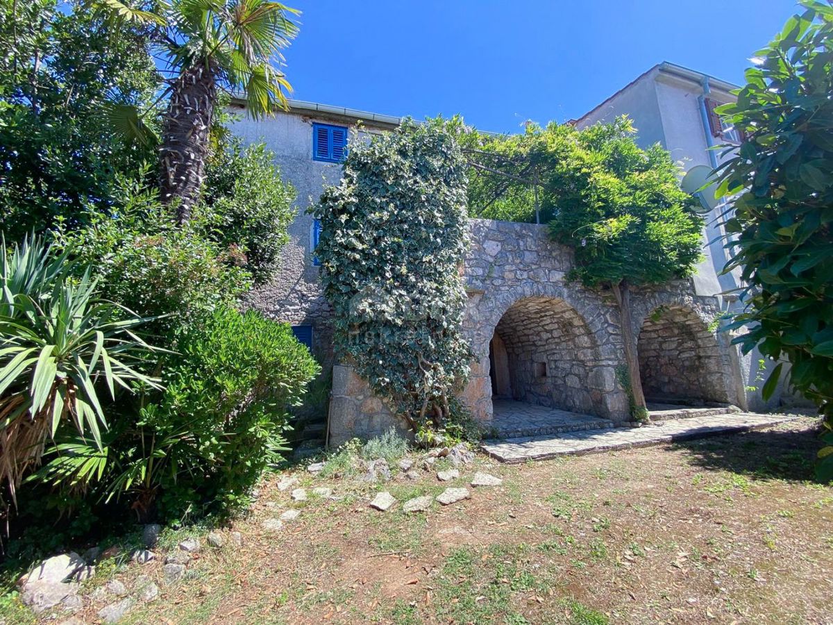 ISOLA DI KRK, MALINSKA - Casa autentica con cortile e meravigliosi dettagli in pietra