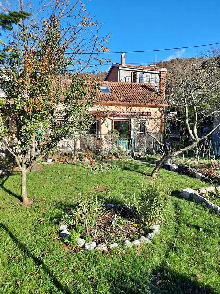 RIJEKA, PODHUM - casa indipendente con giardino in un'ottima posizione! OPPORTUNITÀ!