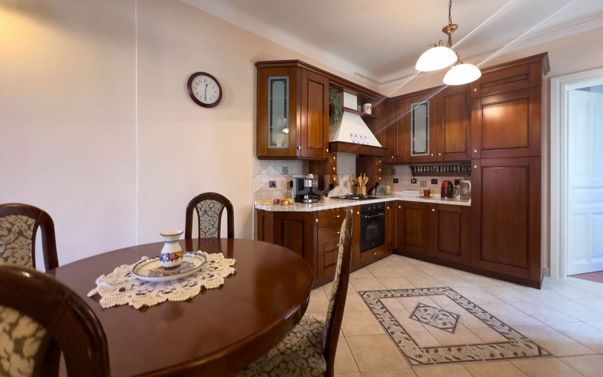 RIJEKA, CENTRO - appartamento, 2 camere da letto + bagno, DECORATO E ARREDATO!!!