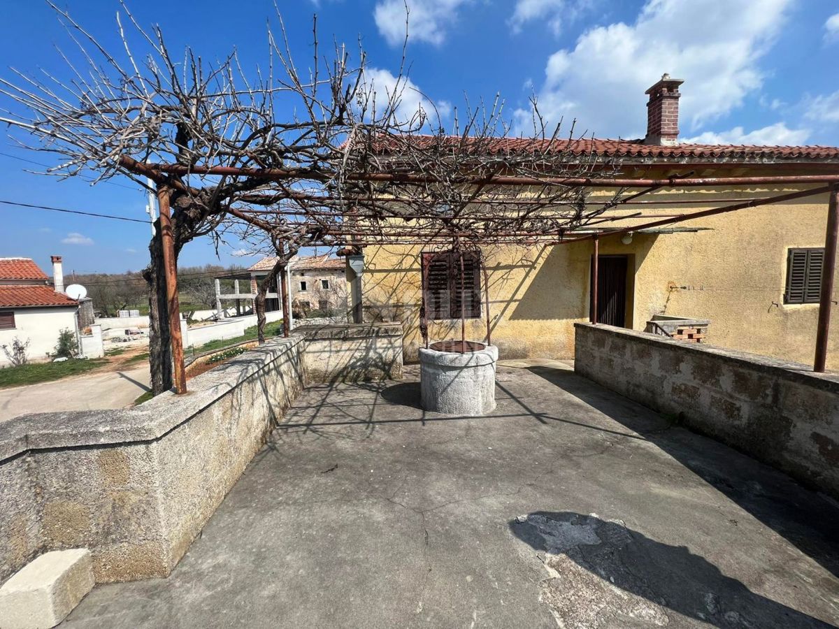 ISTRIA, SVETVINČENAT - Casa in pietra con terreno edificabile