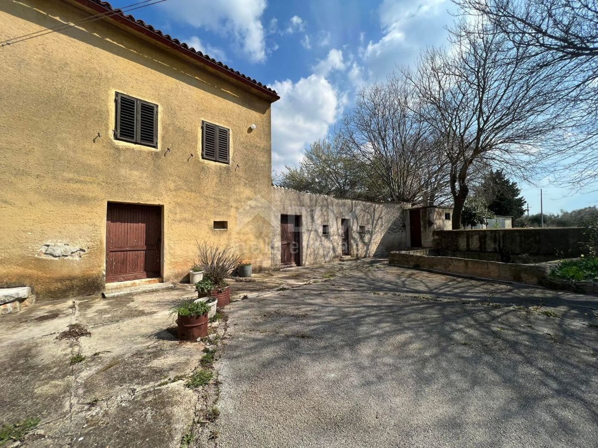 ISTRIA, SVETVINČENAT - Casa in pietra con terreno edificabile