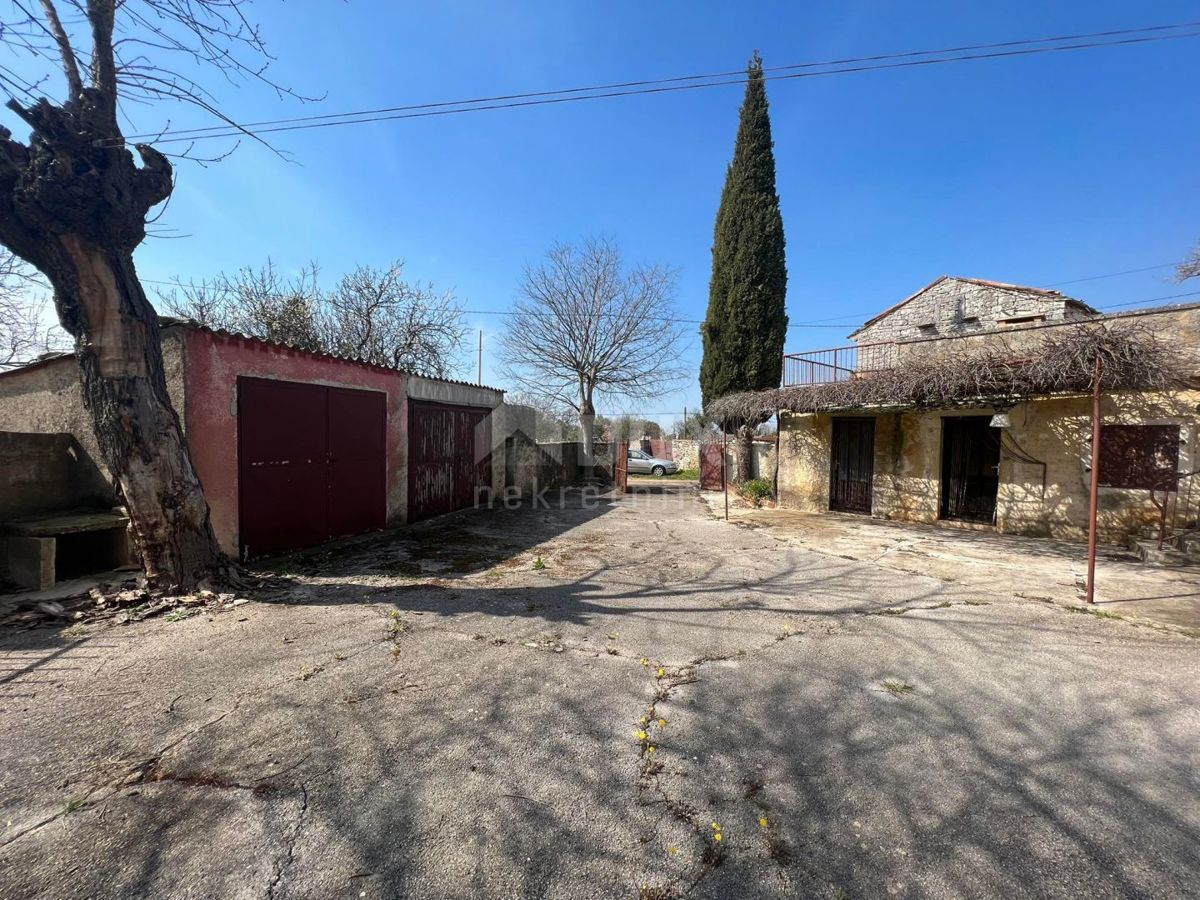 ISTRIA, SVETVINČENAT - Casa in pietra con terreno edificabile