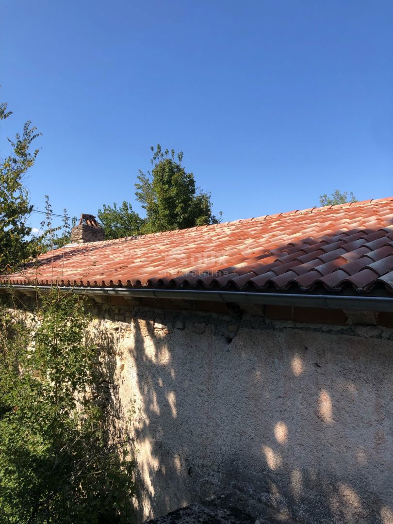 ISTRIA, PIĆAN - Una spaziosa proprietà di 2,2 ettari con una bellissima vista sul Monte Maggiore