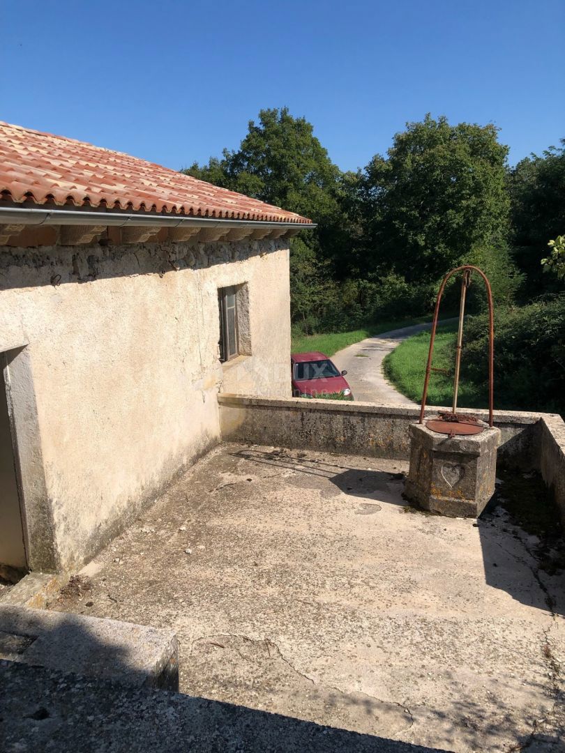 ISTRIA, PIĆAN - Una spaziosa proprietà di 2,2 ettari con una bellissima vista sul Monte Maggiore