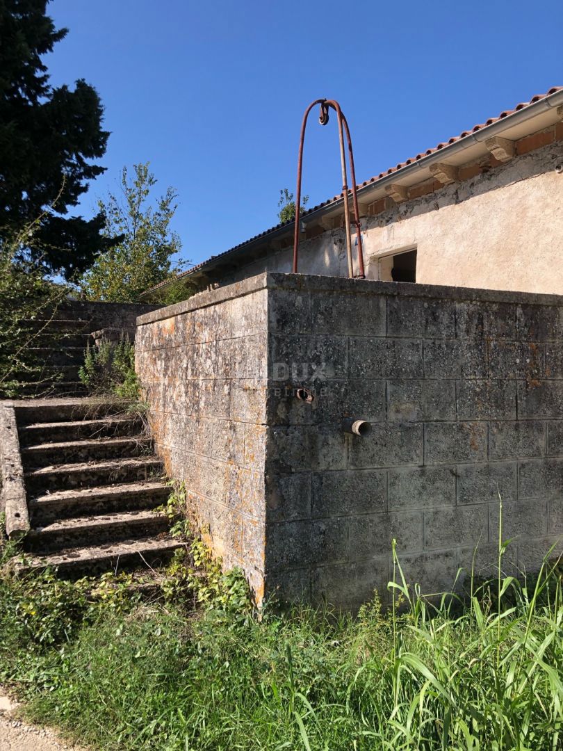 ISTRIA, PIĆAN - Una spaziosa proprietà di 2,2 ettari con una bellissima vista sul Monte Maggiore