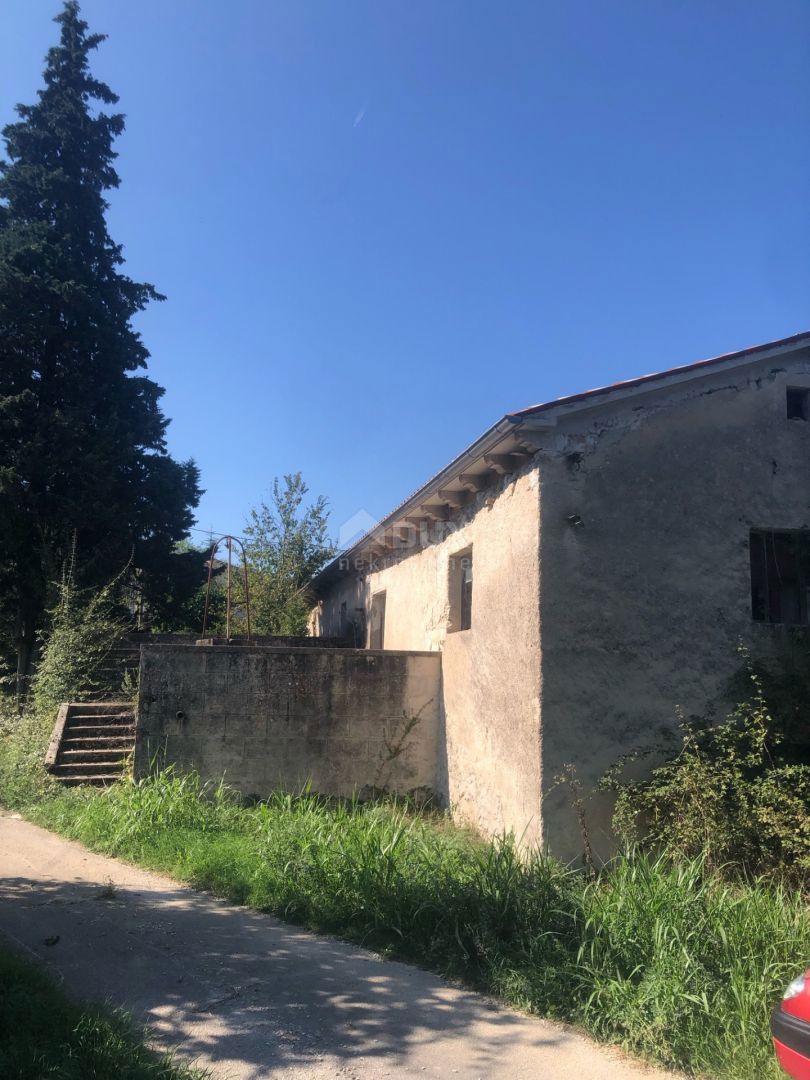 ISTRIA, PIĆAN - Una spaziosa proprietà di 2,2 ettari con una bellissima vista sul Monte Maggiore