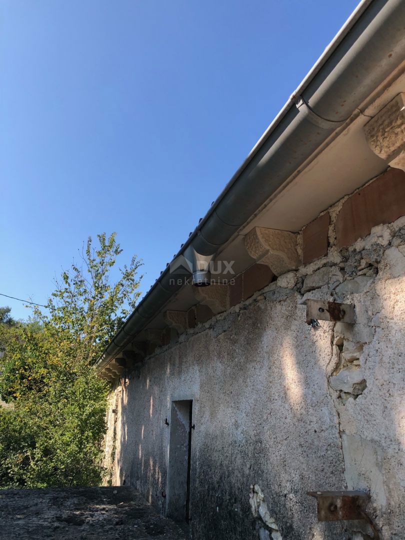 ISTRIA, PIĆAN - Una spaziosa proprietà di 2,2 ettari con una bellissima vista sul Monte Maggiore