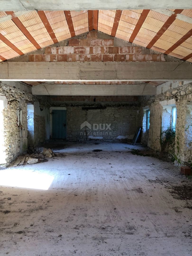 ISTRIA, PIĆAN - Una spaziosa proprietà di 2,2 ettari con una bellissima vista sul Monte Maggiore