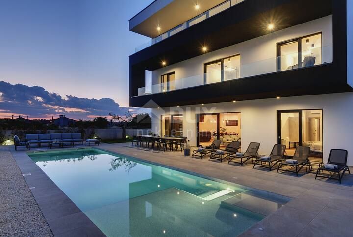 ISTRIA, PULA - Villa moderna con piscina e vista mare 