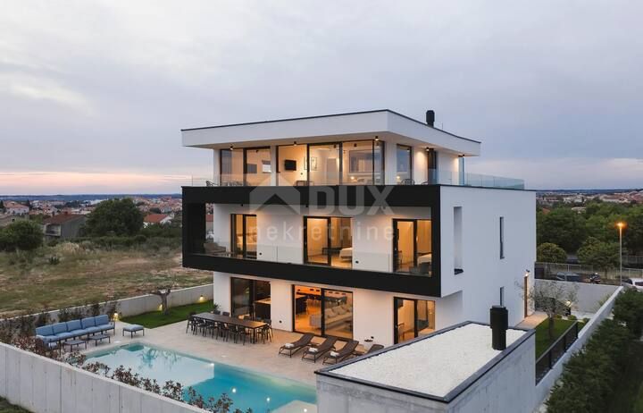 ISTRIA, PULA - Villa moderna con piscina e vista mare 