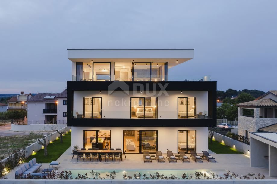 ISTRIA, PULA - Villa moderna con piscina e vista mare 