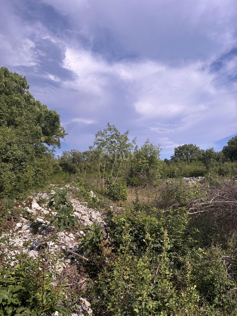 ISOLA DI KRK, DINTORNI DI DOBRINJA - terreno edificabile in una posizione tranquilla 