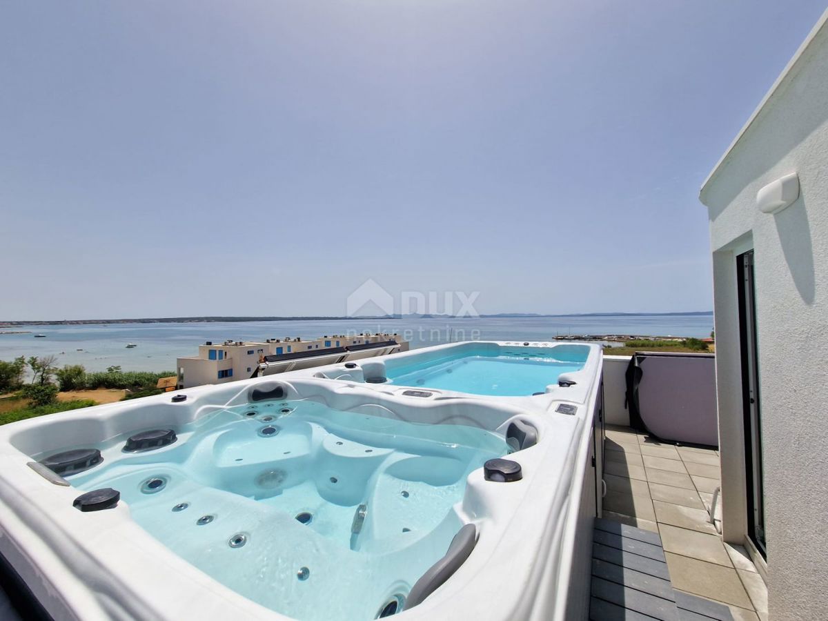 ZADAR, PRIVLAKA - La villa dei tuoi sogni: vista mare, jacuzzi sul tetto e solo 100 m dalla spiaggia! R2