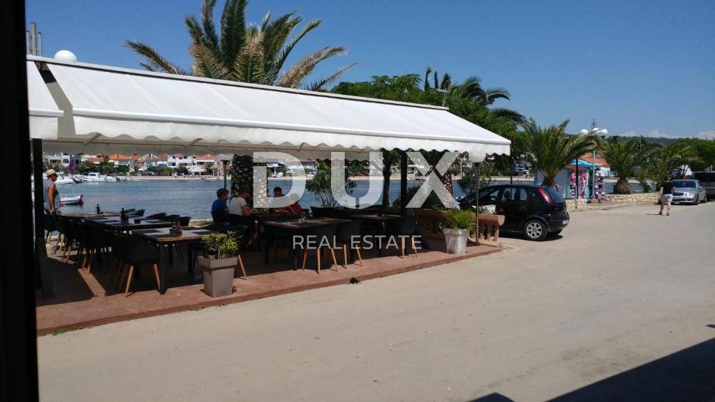 BIBINJE, ZARA - POSIZIONE OTTIMA! Storico ristorante con appartamenti in prima fila al mare