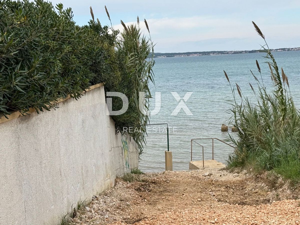 ZADAR, PRIVLAKA - terreno edificabile vicino al mare