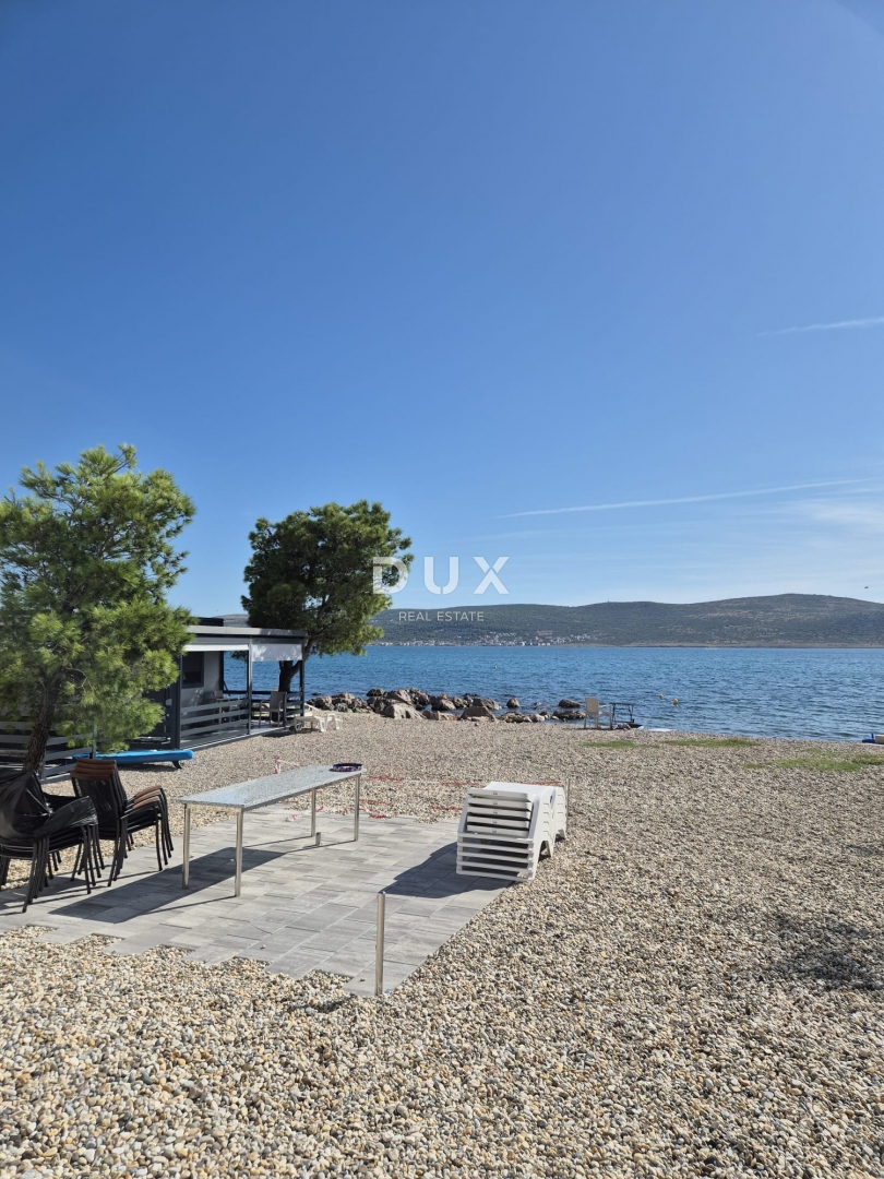 STARIGRAD, ZADAR - OCCASIONE! Nuova costruzione, 1a fila al mare