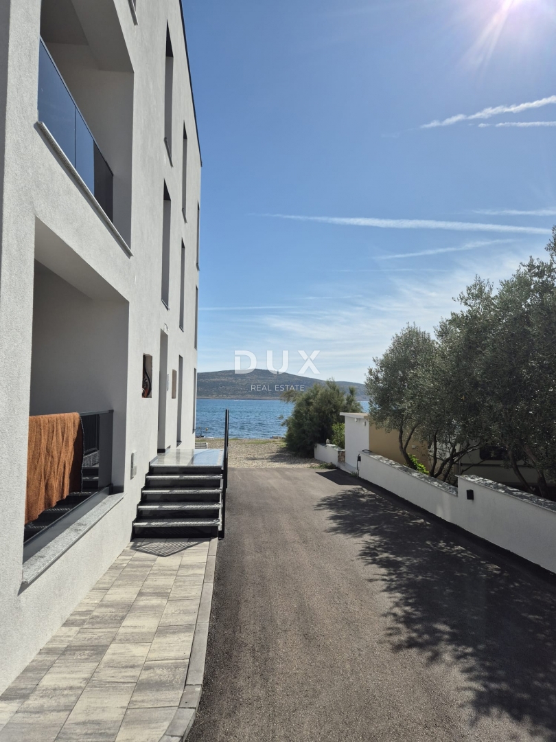 STARIGRAD, ZADAR - OCCASIONE! Nuova costruzione, 1a fila al mare