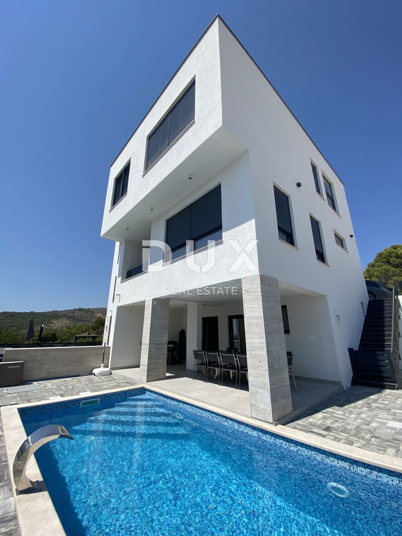 ŠIBENIK, VODICE – OCCASIONE! Casa bifamiliare di nuova costruzione con piscina!