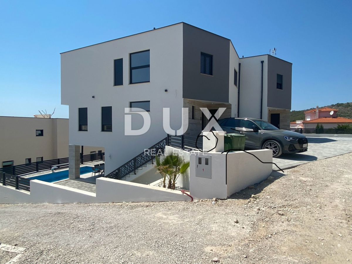 ŠIBENIK, VODICE – OCCASIONE! Casa bifamiliare di nuova costruzione con piscina!