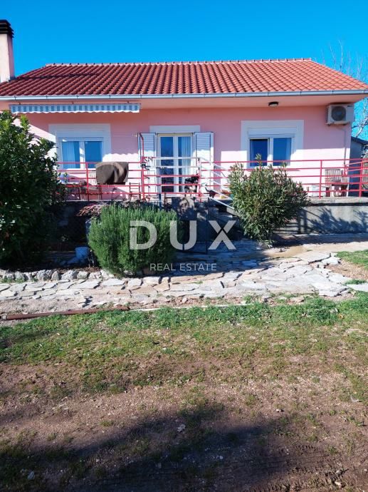 ŠIBENIK, DRNIŠ - Una casa con un ampio giardino in una zona appartata