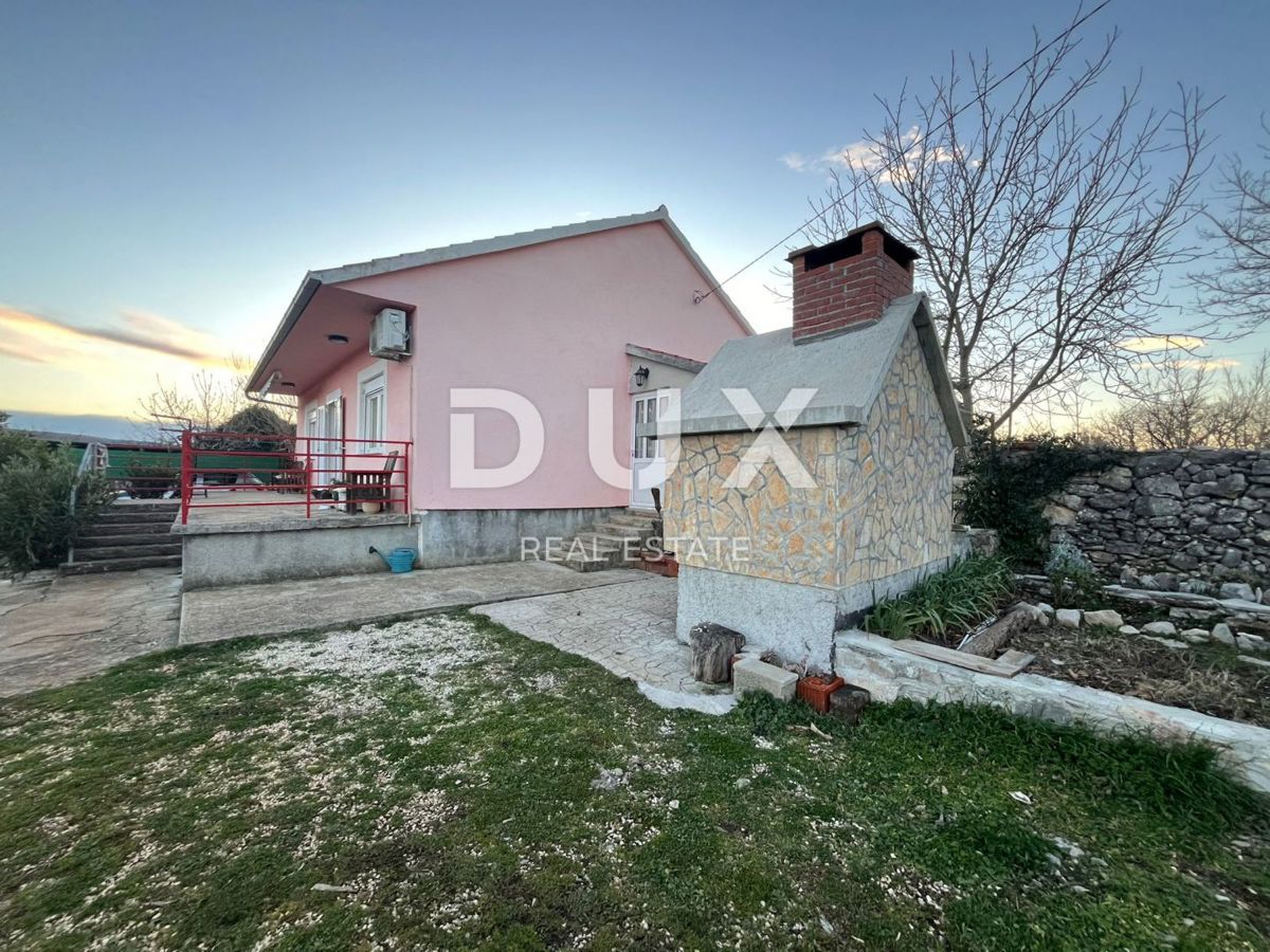 ŠIBENIK, DRNIŠ - Una casa con un ampio giardino in una zona appartata