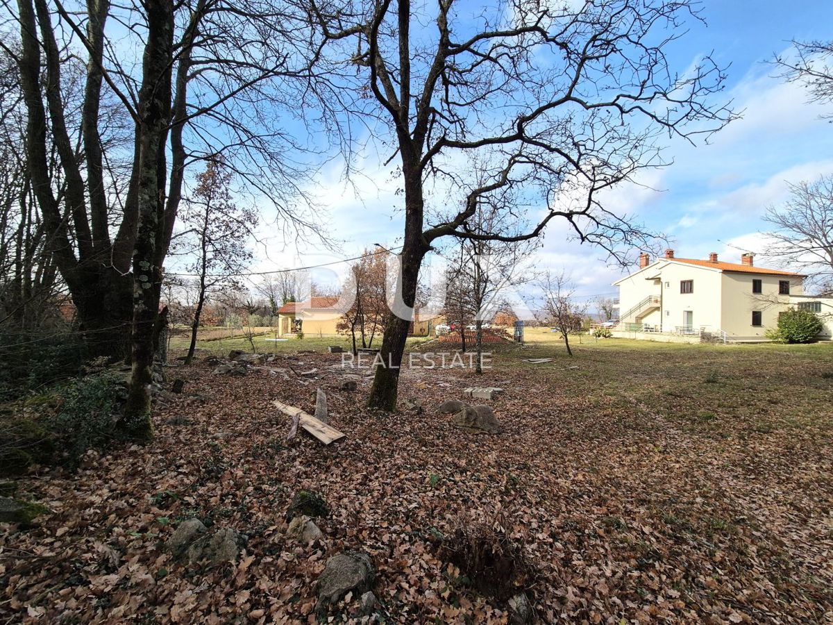 ISTRIA, LABIN - Terreno edificabile ideale per una casa bifamiliare, vicino alla città!