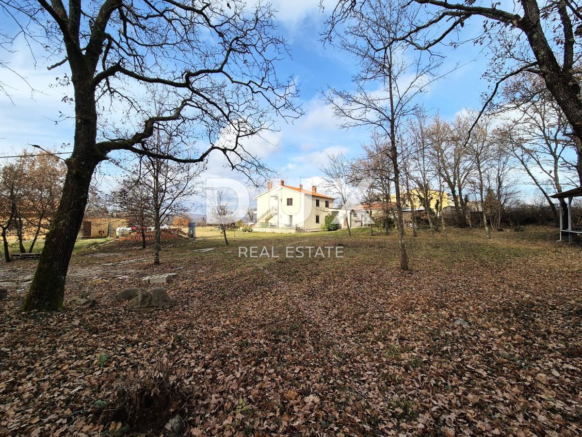 ISTRIA, LABIN - Terreno edificabile ideale per una casa bifamiliare, vicino alla città!