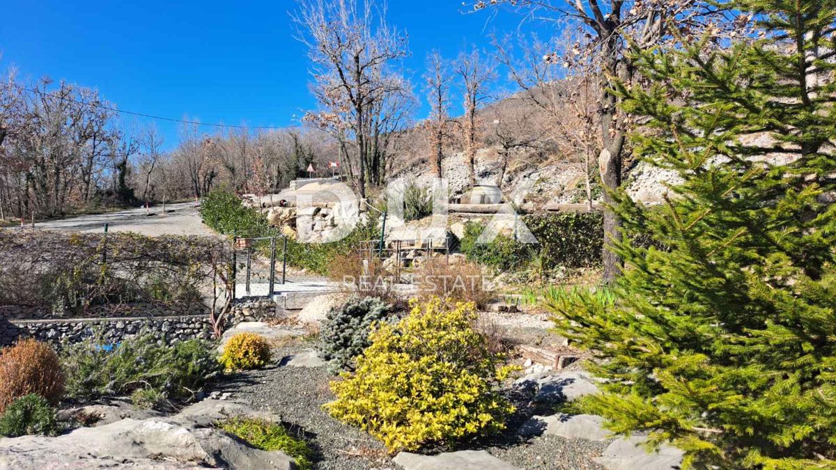 ISTRIA, LUPOGLAV - Casa in pietra ai margini del villaggio con ampio giardino