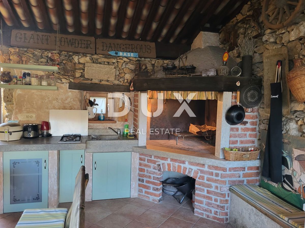 ISTRIA, LUPOGLAV - Casa in pietra ai margini del villaggio con ampio giardino