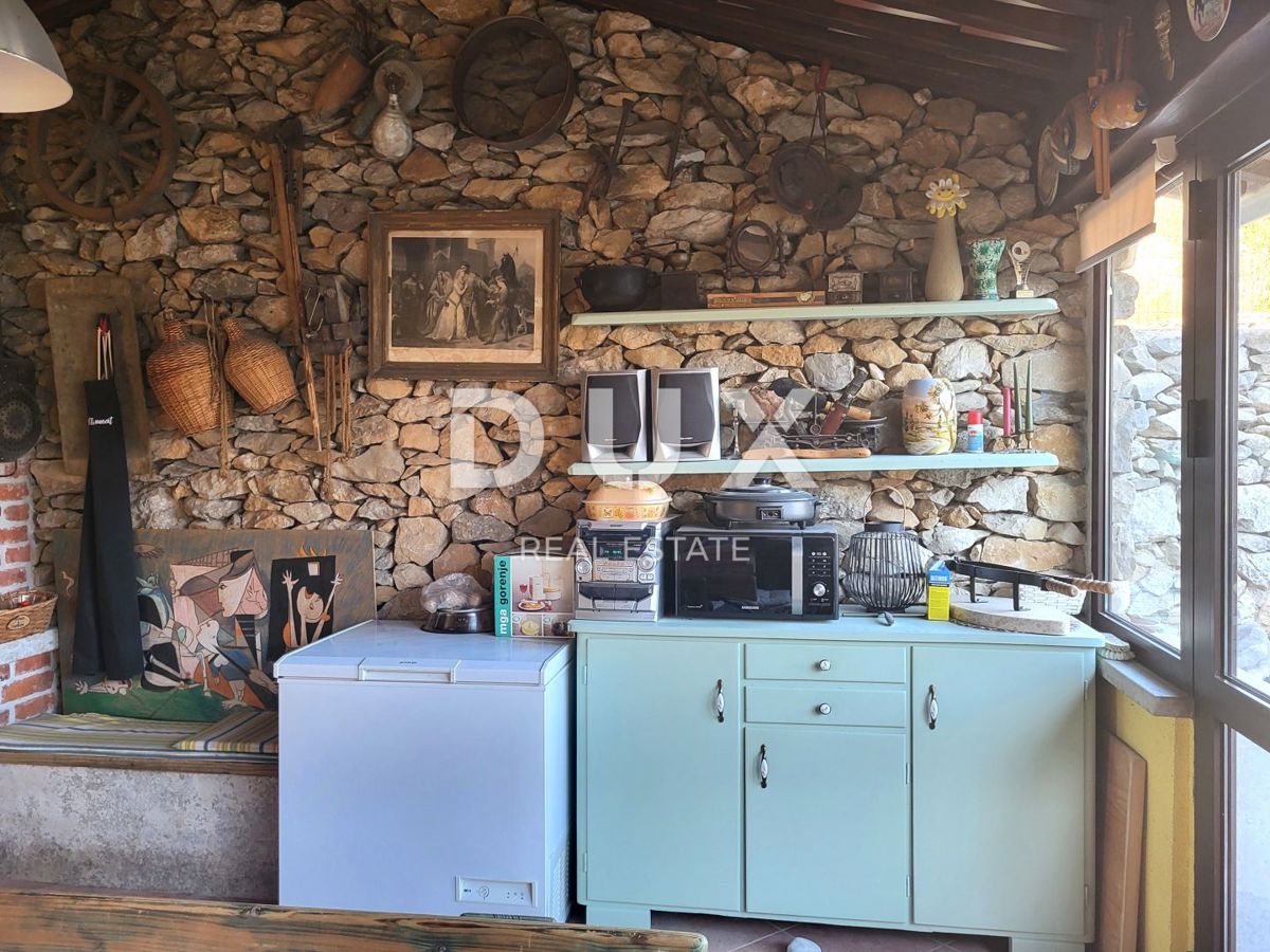 ISTRIA, LUPOGLAV - Casa in pietra ai margini del villaggio con ampio giardino