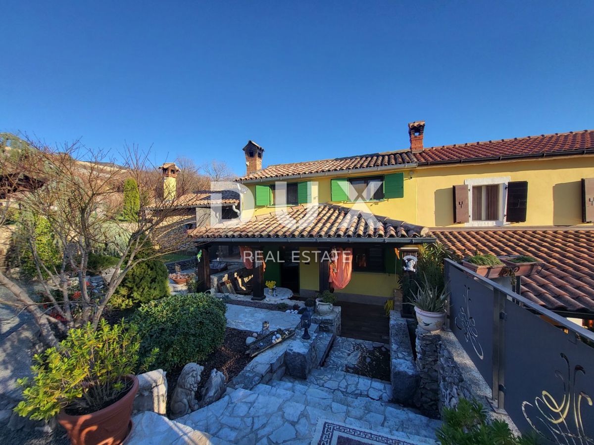 ISTRIA, LUPOGLAV - Casa in pietra ai margini del villaggio con ampio giardino