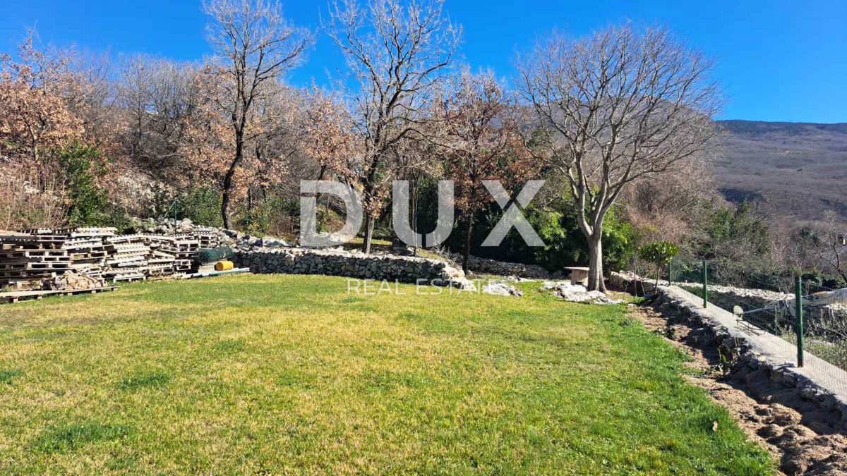 ISTRIA, LUPOGLAV - Casa in pietra ai margini del villaggio con ampio giardino