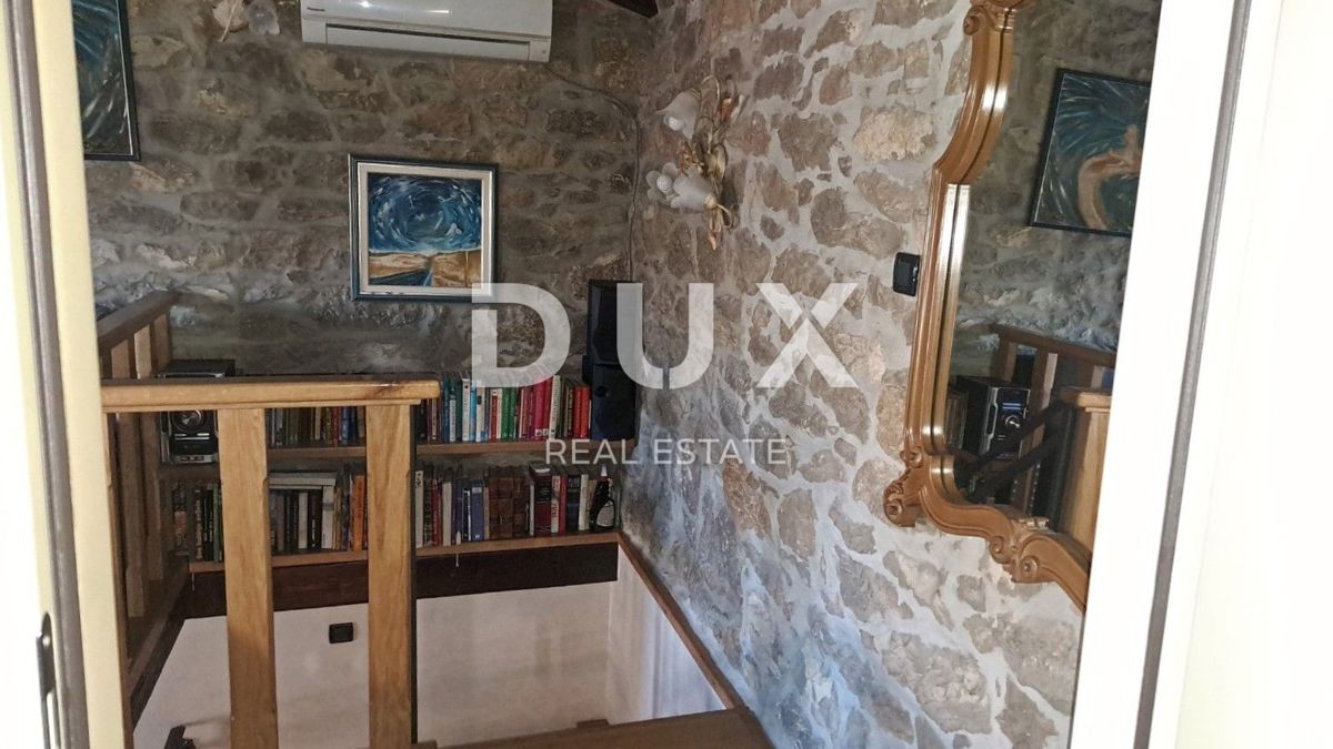 ISTRIA, LUPOGLAV - Casa in pietra ai margini del villaggio con ampio giardino