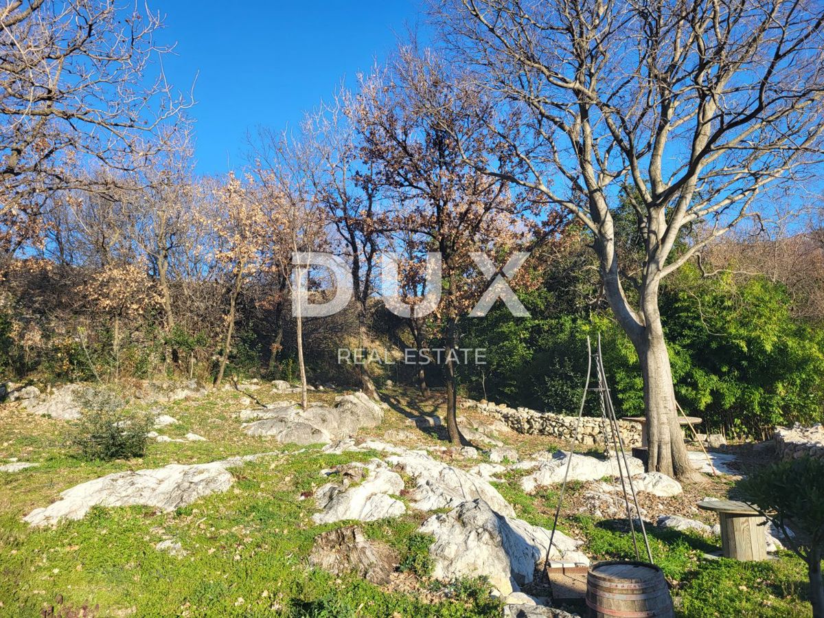 ISTRIA, LUPOGLAV - Casa in pietra ai margini del villaggio con ampio giardino