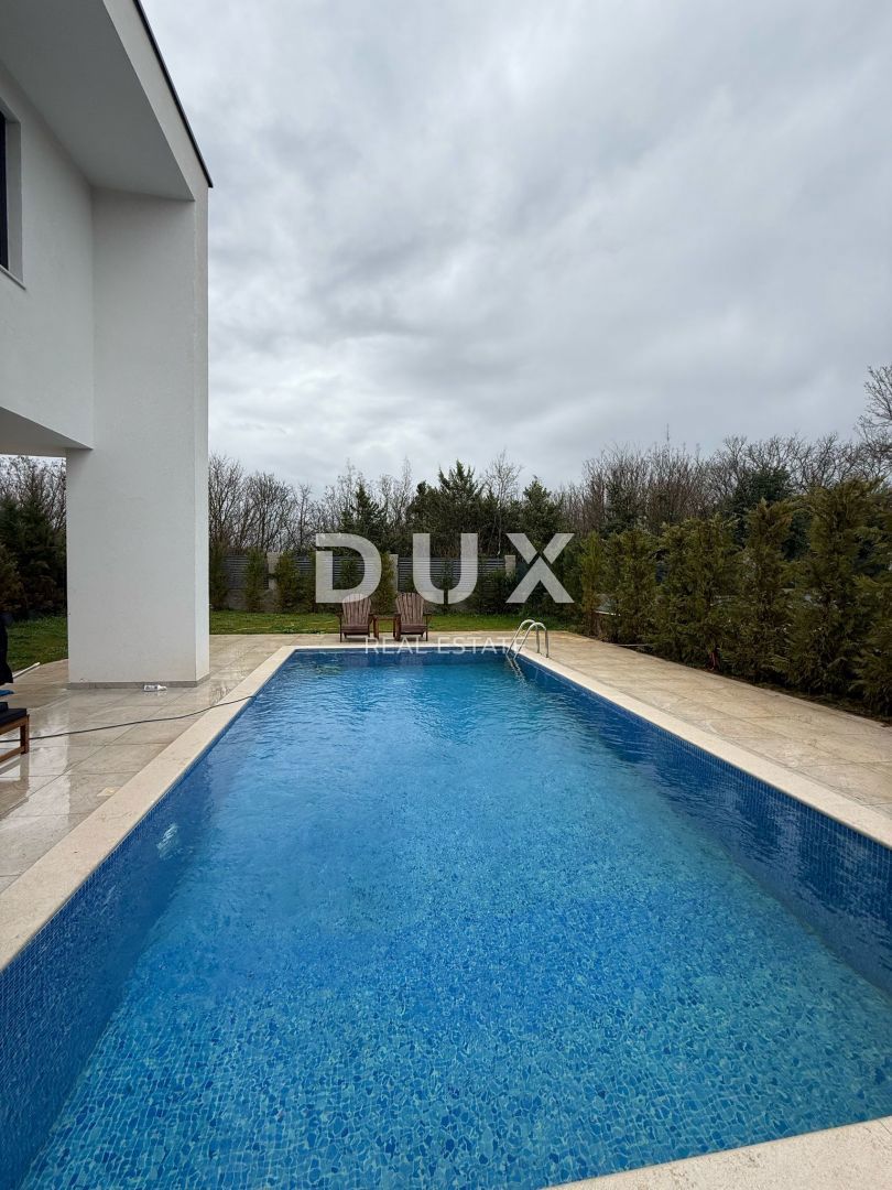 ISTRIA, ROVIGNO - Nuovo edificio moderno con piscina