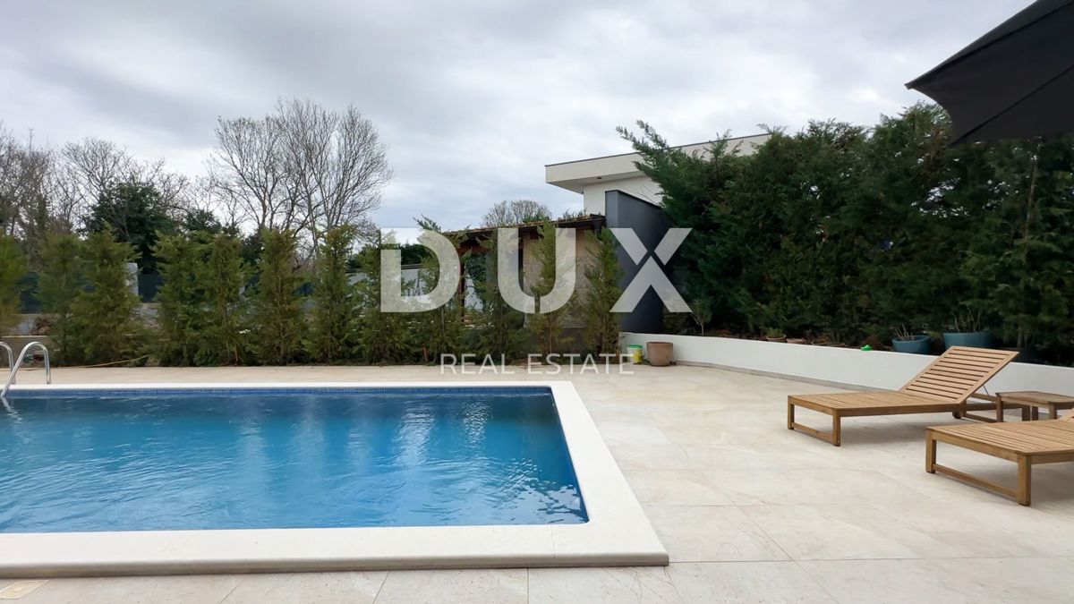 ISTRIA, ROVIGNO - Nuovo edificio moderno con piscina