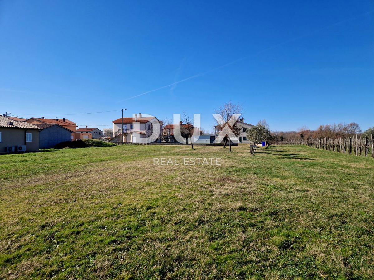 ISTRIA, LABIN - Ampio terreno edificabile ai margini del villaggio