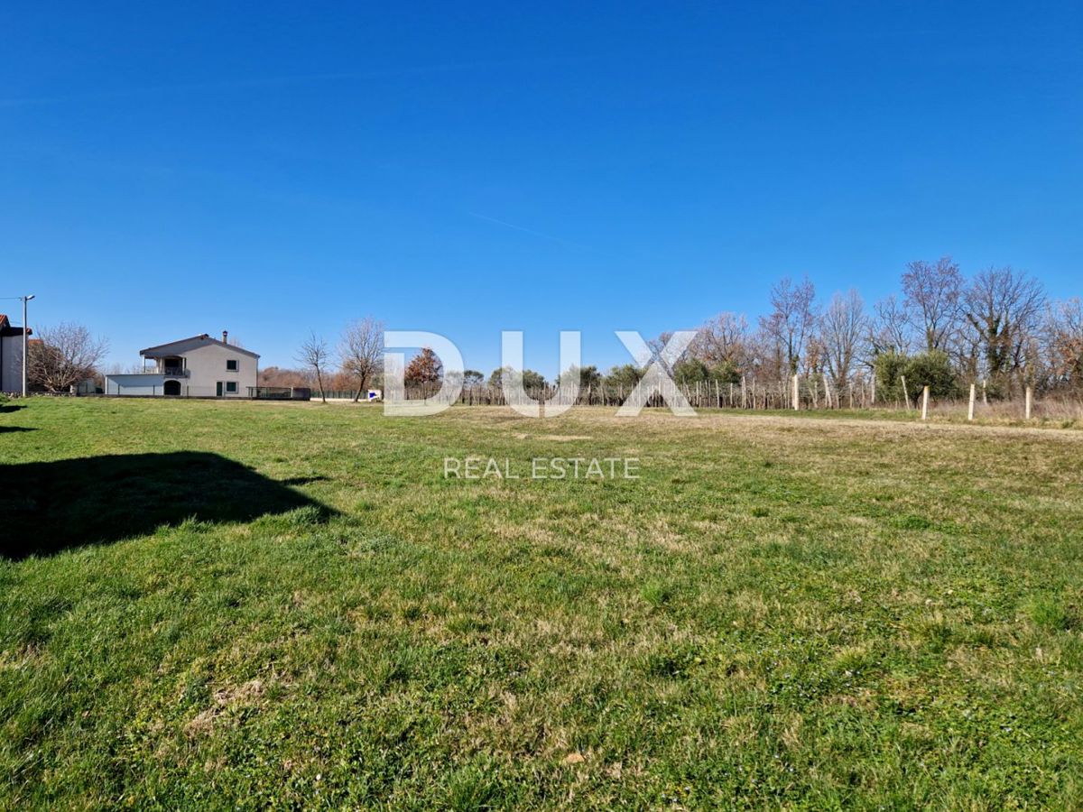 ISTRIA, LABIN - Ampio terreno edificabile ai margini del villaggio