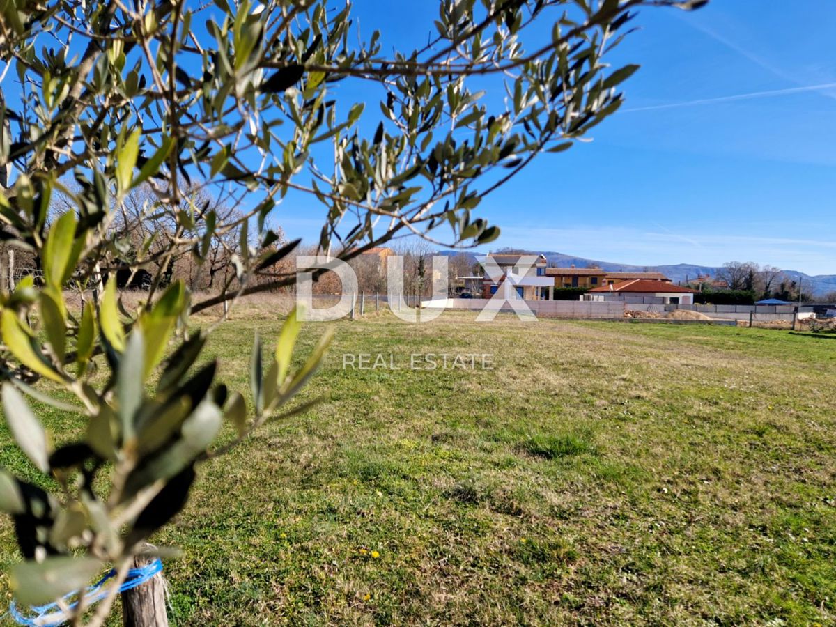 ISTRIA, LABIN - Ampio terreno edificabile ai margini del villaggio