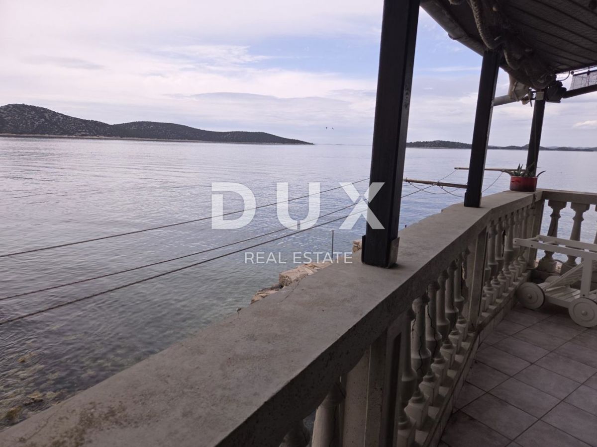 VODICE, PRVIĆ ŠEPURINE - casa in pietra prima fila al mare con vista panoramica sulle isole vicine