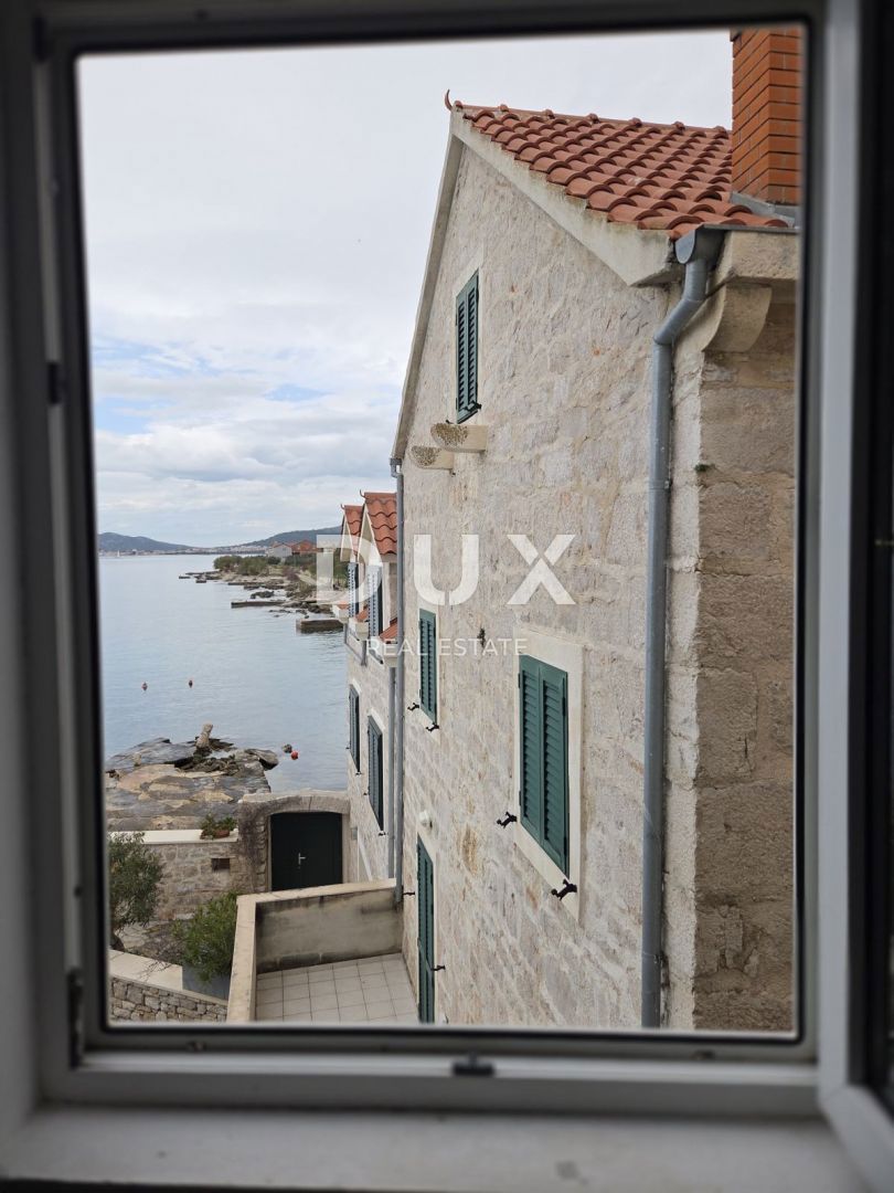 VODICE, PRVIĆ ŠEPURINE - casa in pietra prima fila al mare con vista panoramica sulle isole vicine