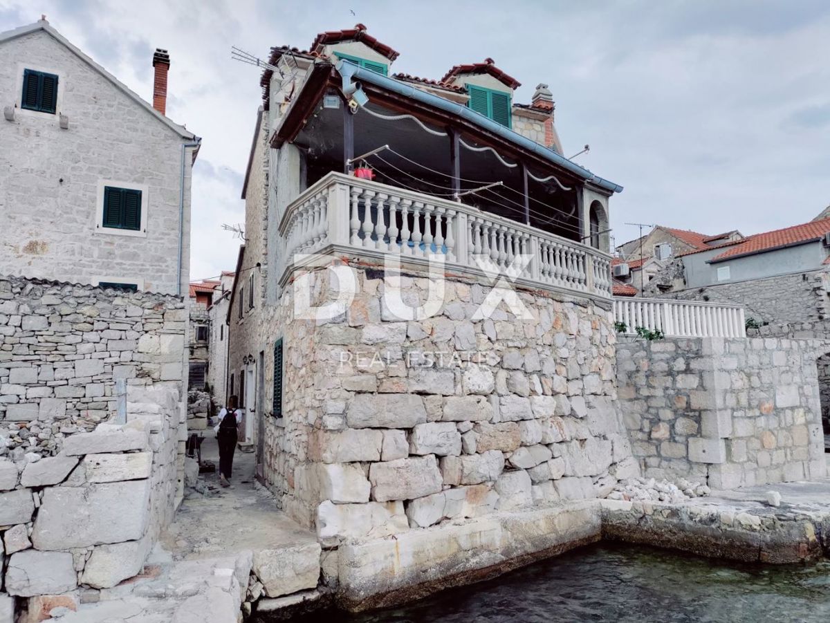 VODICE, PRVIĆ ŠEPURINE - casa in pietra prima fila al mare con vista panoramica sulle isole vicine