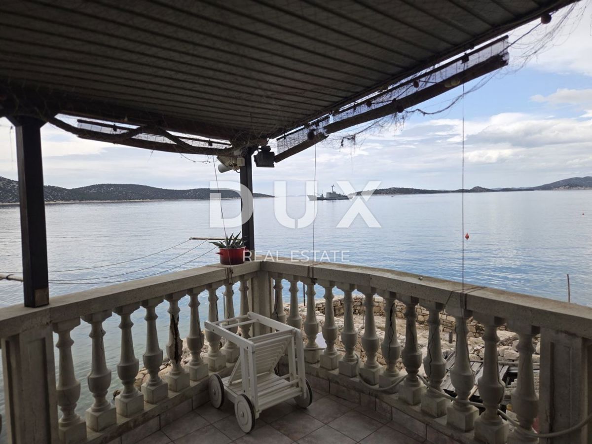 VODICE, PRVIĆ ŠEPURINE - casa in pietra prima fila al mare con vista panoramica sulle isole vicine