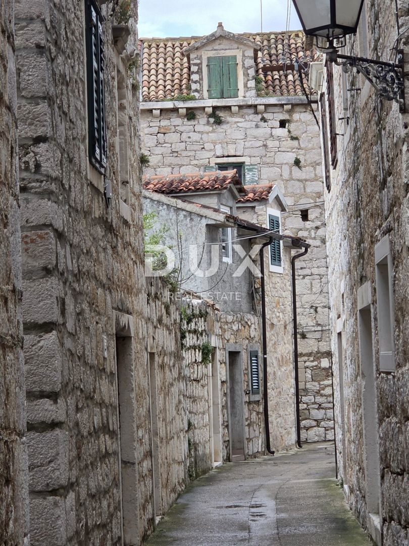 VODICE, PRVIĆ ŠEPURINE - casa in pietra prima fila al mare con vista panoramica sulle isole vicine