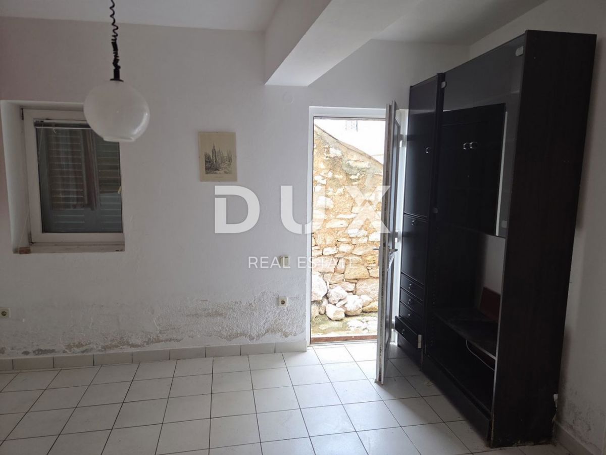 VODICE, PRVIĆ ŠEPURINE - casa in pietra prima fila al mare con vista panoramica sulle isole vicine