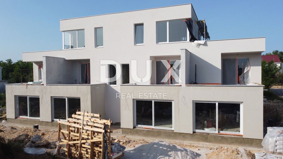 ZADAR, PRIVLAKA - Nuova costruzione con terrazza sul tetto e vista mare a 110 metri dalla spiaggia! C