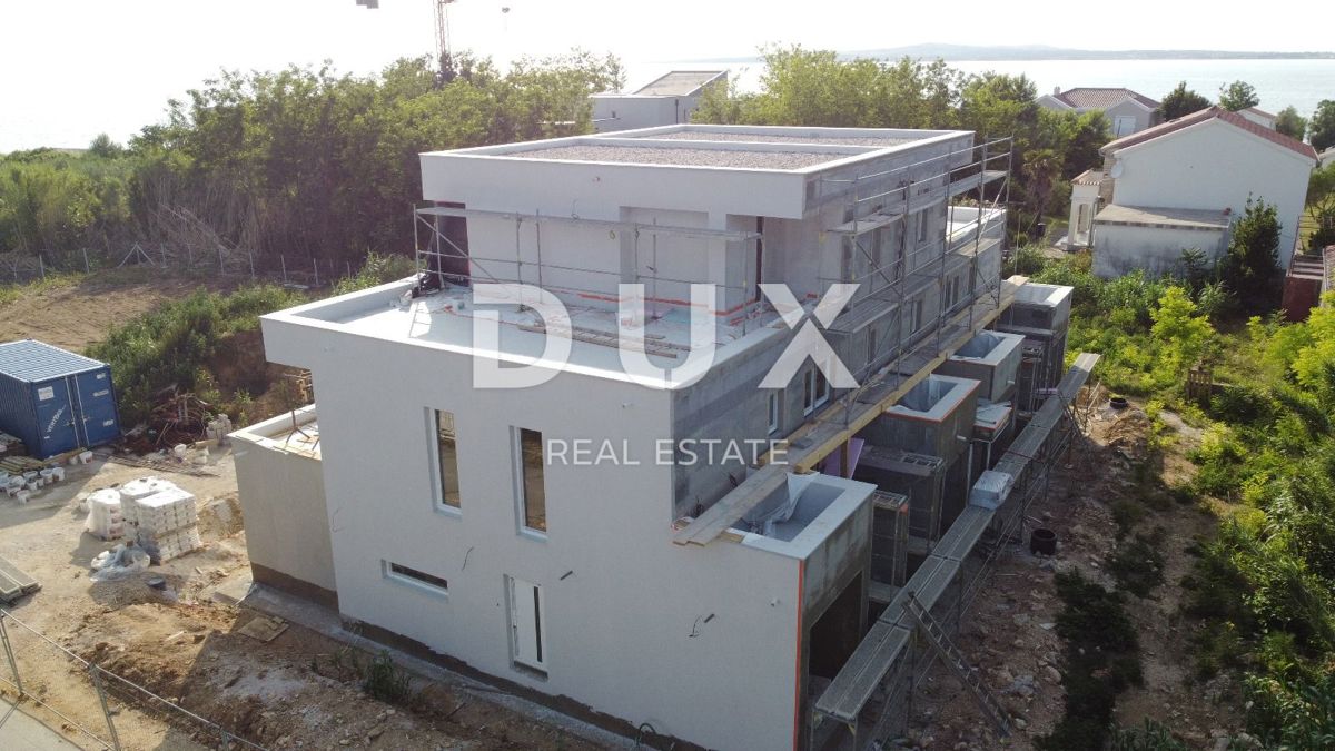 ZADAR, PRIVLAKA - Nuova costruzione con terrazza sul tetto e vista mare a 110 metri dalla spiaggia! C