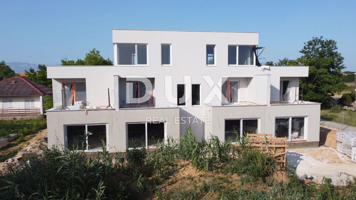 ZADAR, PRIVLAKA - Nuova costruzione con terrazza sul tetto e vista mare a 110 metri dalla spiaggia! C