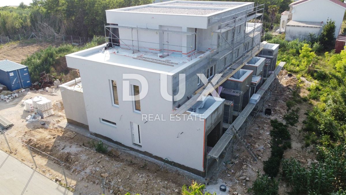 ZADAR, PRIVLAKA - Nuova costruzione con terrazza sul tetto e vista mare a 110 metri dalla spiaggia! C